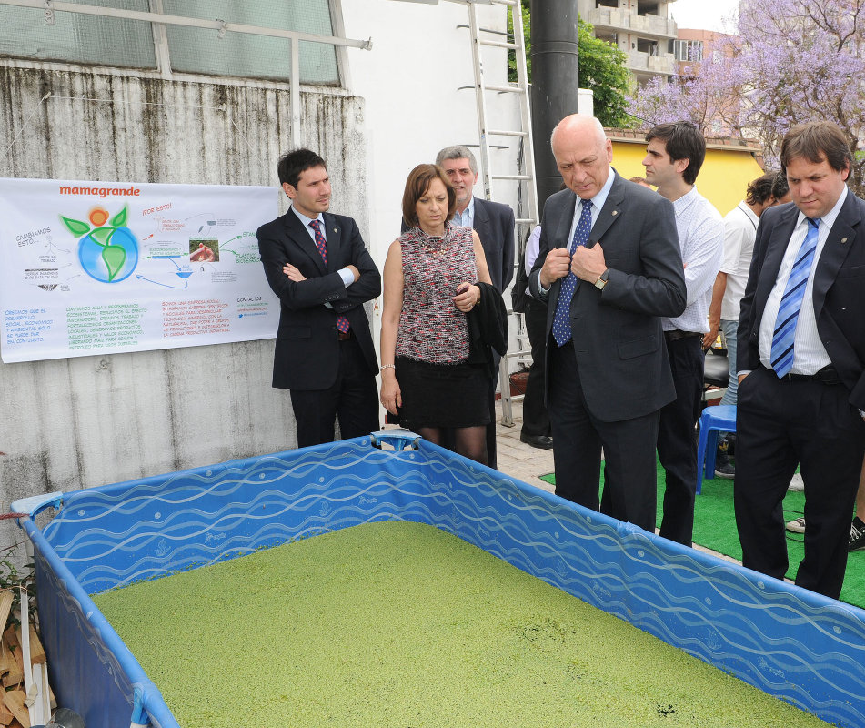 La misma pileta de antes pocos días luego, llena de plantas, siendo visitada por el entonces Gobernador de Santa Fe.